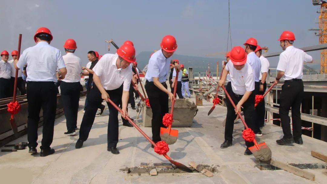 建工集团承建的年产1000吨电子级高纯碳化硅粉体项目举行封顶仪式