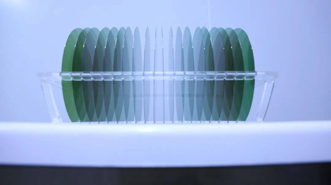 晶盛机电高品质8英寸碳化硅衬底片和外延生长设备亮相SEMICON JAPAN